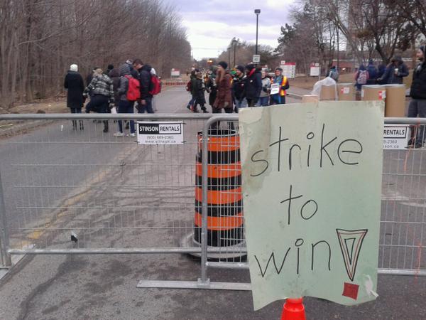 "Strike to Win!/Lutter pour gagner!"